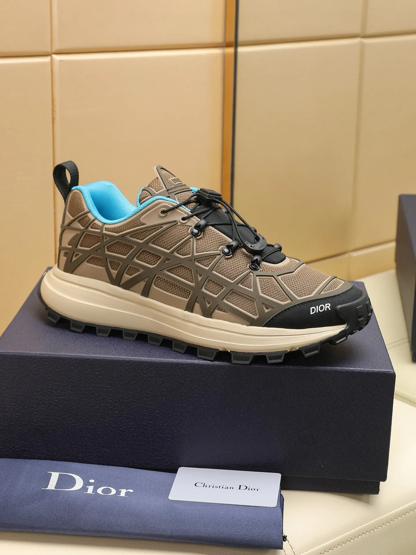 Men's shoes: 500💰Dior sports shoes highlight the fashionable silhouette, decorated with curved cannage pattern, reinterpreting the classic pattern in a structural style, enriching the Dior 2023 summer men's collection. Meticulously crafted using the advanced craftsmanship of hiking shoes, it blends outdoor culture with Dior heritage. Code number 38-44, customized 45